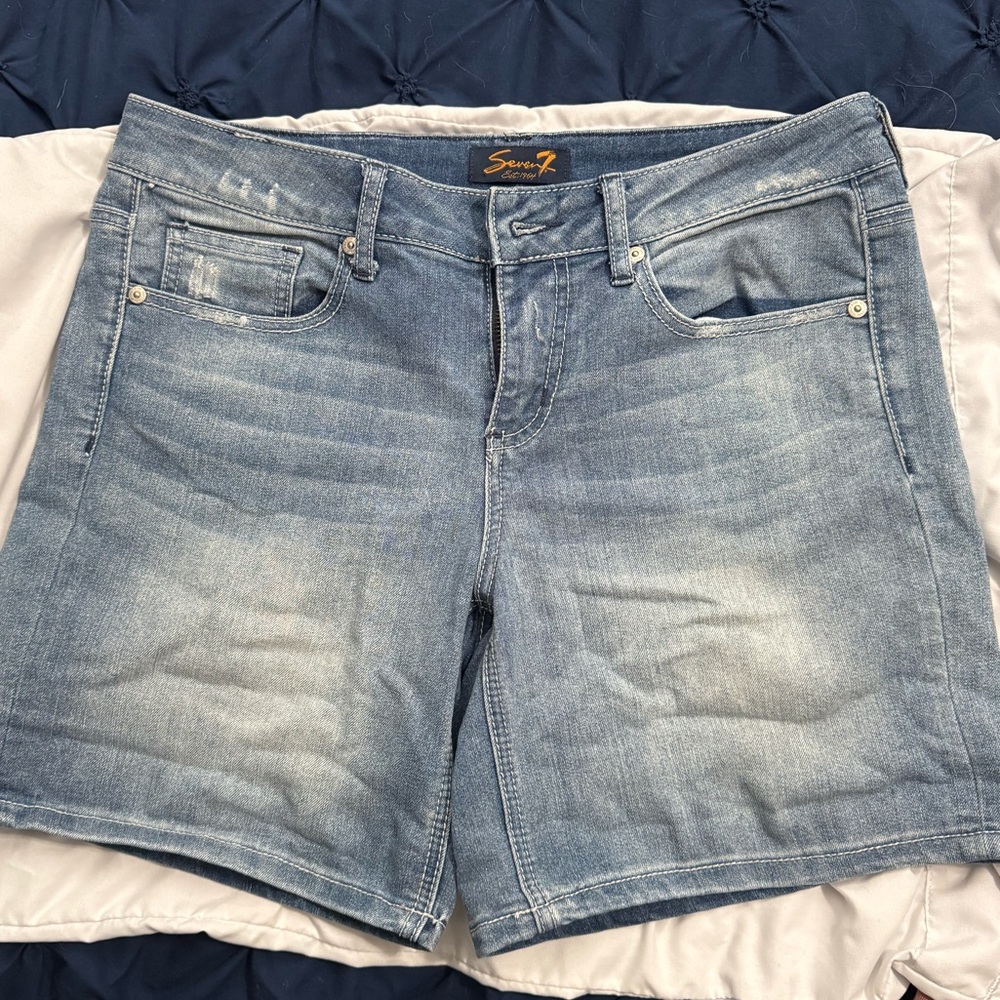 Seven7 Denim Shorts Size 10 Light Wash Embroidered Pockets Mid Rise
